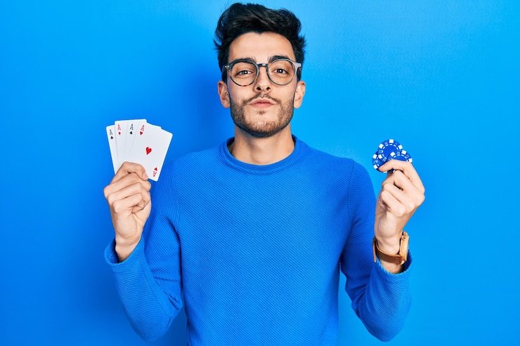 Pengguna ponsel membaca panduan Baccarat